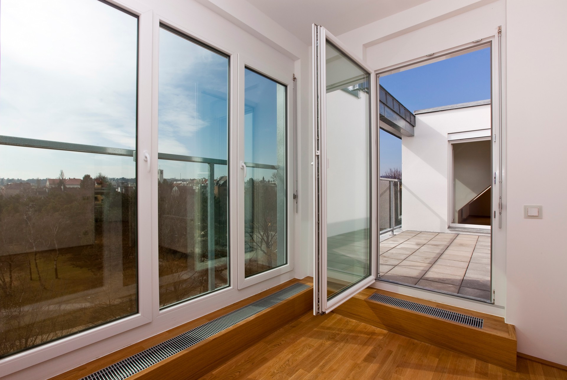 Moderne Wohnzimmer mit französischem, Blick auf Fenster